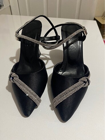 Siyah Stiletto Taşlı Saten Ayakkabı