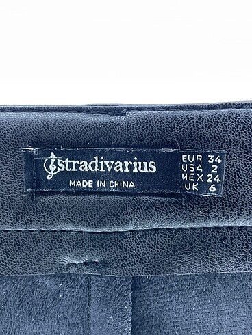 34 Beden siyah Renk Stradivarius Kumaş Pantolon %70 İndirimli.