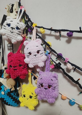 Renkli Örgü Kedi Anahtarlıkları - Görsel 15