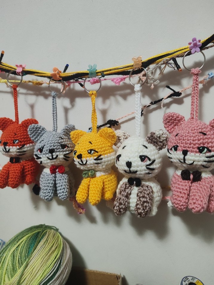 Renkli Örgü Kedi Anahtarlıkları - Görsel 4