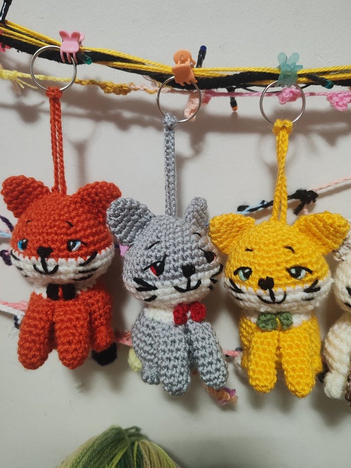 Renkli Örgü Kedi Anahtarlıkları - Görsel 3