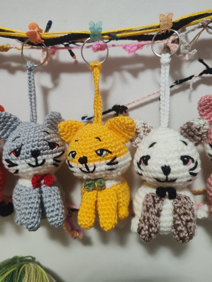 Renkli Örgü Kedi Anahtarlıkları - Görsel 2