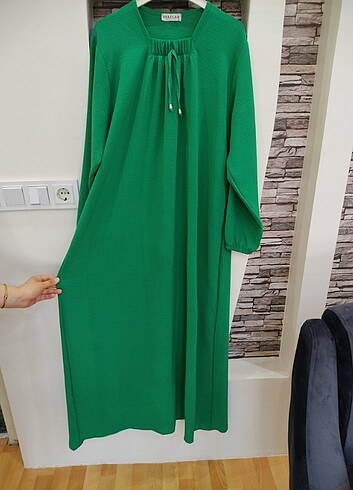 42 Beden yeşil Renk Ayrobin kumaş tril tril yeşil uzun elbise