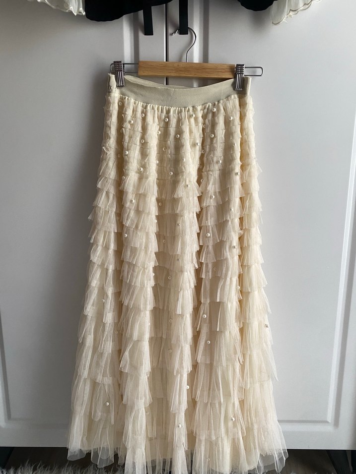 Uzun Siyah Fırfırlı Bohem Bluz ve ekru inci etek - Görsel 4