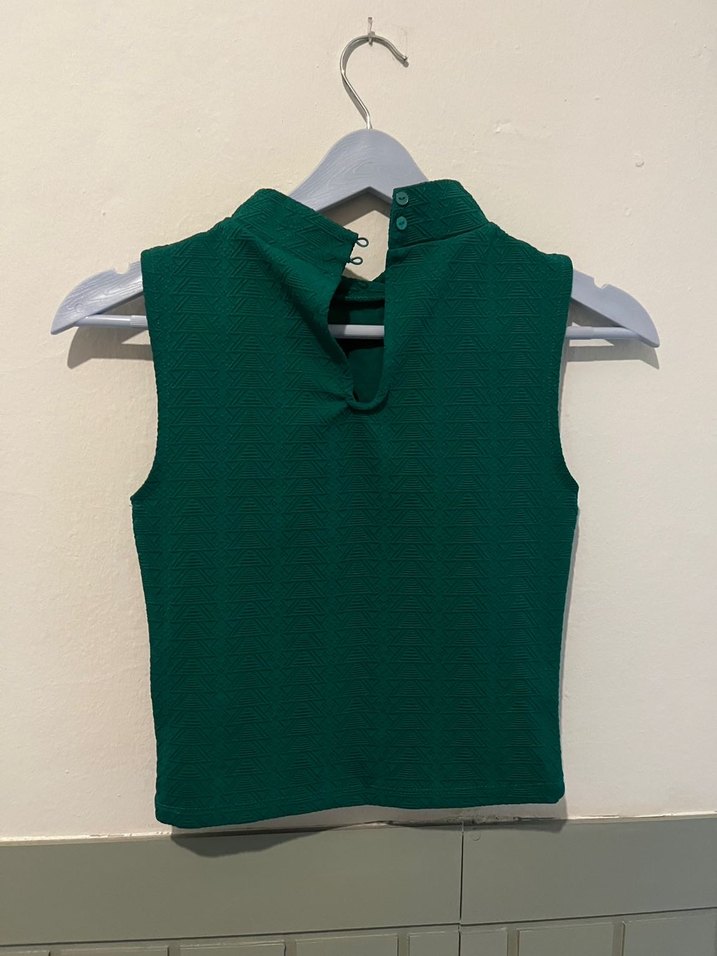 Yüksek Yakalı Yeşil Crop Top - Görsel 2