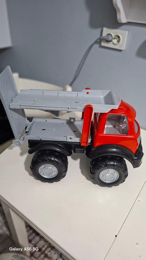 Kırmızı Oyuncak Kamyon - Görsel 2