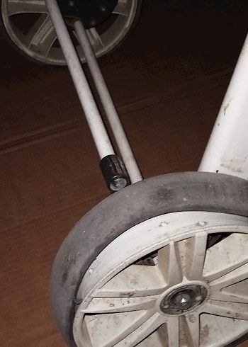 Beyaz Çerçeveli Koyu Renk Bebek Arabası - Görsel 6