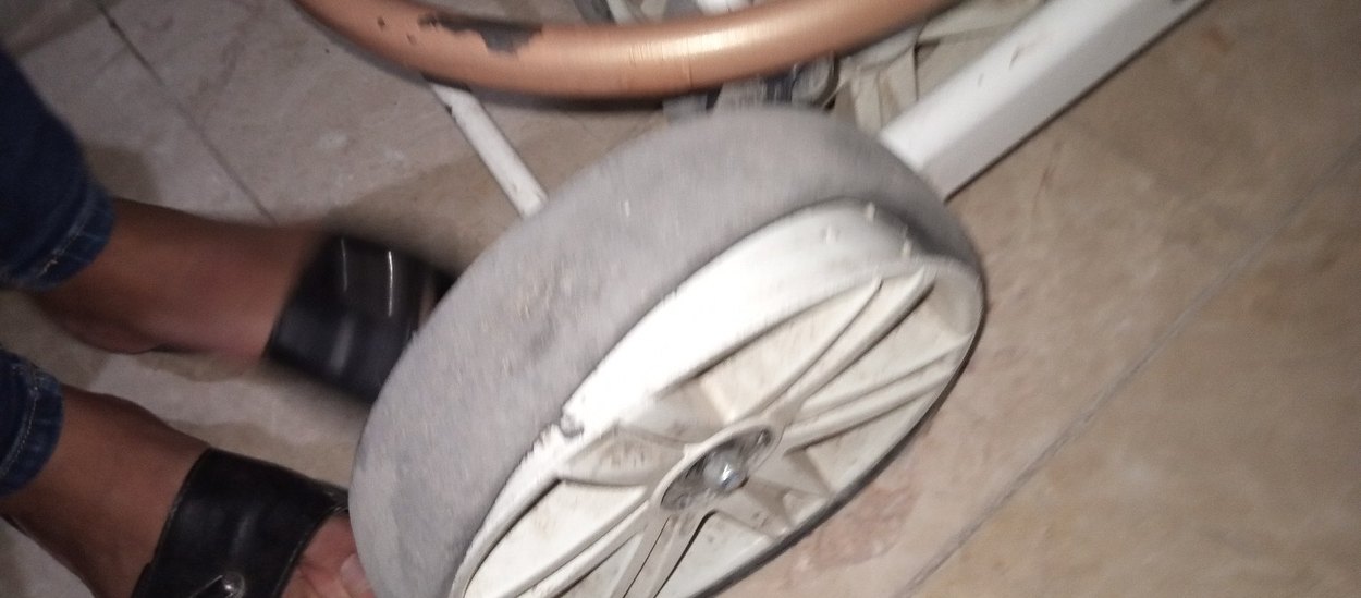 Beyaz Çerçeveli Koyu Renk Bebek Arabası - Görsel 5