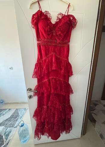 Kırmızı Uzun Straplez Fırfırlı Elbise - Görsel 3