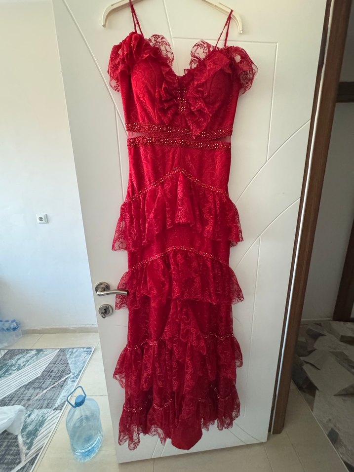 Kırmızı Uzun Straplez Fırfırlı Elbise - Görsel 3