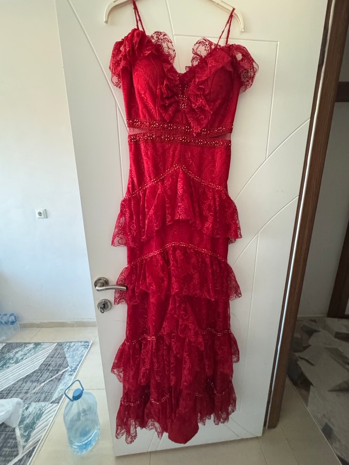 Kırmızı Uzun Straplez Fırfırlı Elbise - Görsel 2