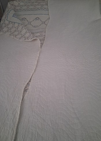 İşlemeli Beyaz ve Gri Yatak Örtüsü - Görsel 8
