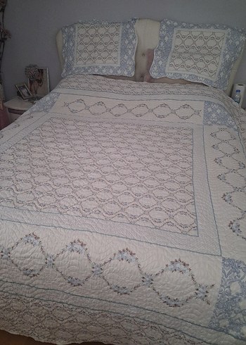 İşlemeli Beyaz ve Gri Yatak Örtüsü - Görsel 3