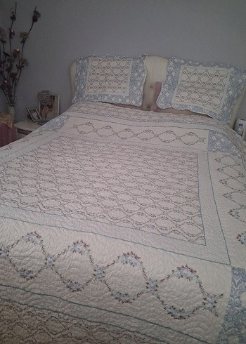 İşlemeli Beyaz ve Gri Yatak Örtüsü - Görsel 4