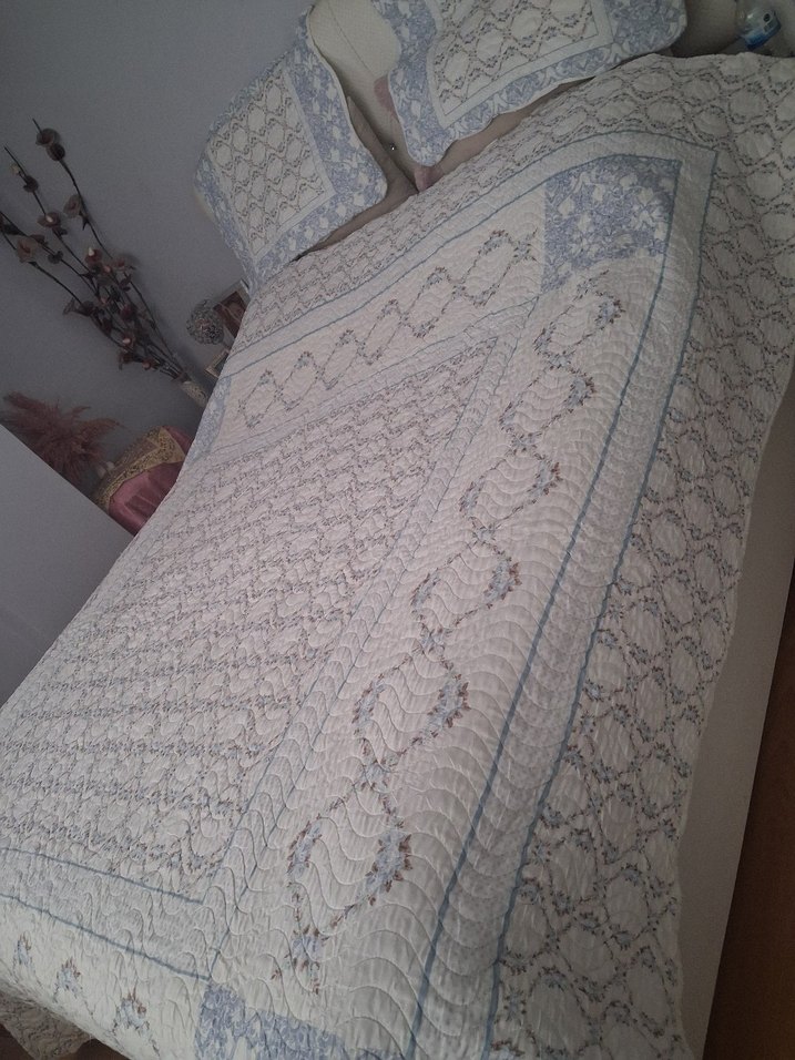 İşlemeli Beyaz ve Gri Yatak Örtüsü - Görsel 5