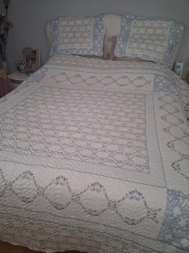 İşlemeli Beyaz ve Gri Yatak Örtüsü - Görsel 3