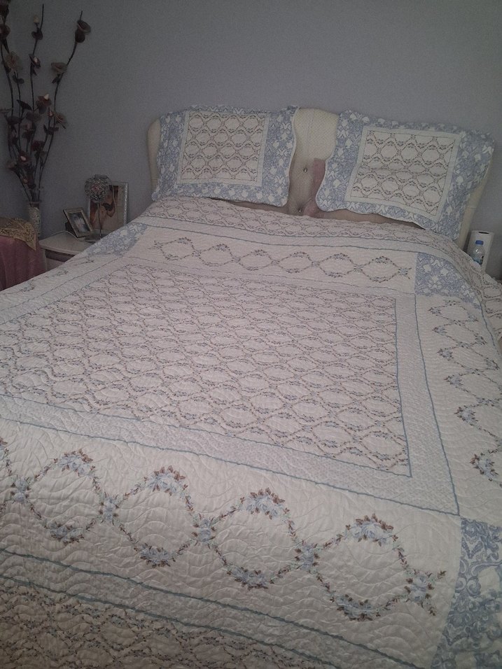 İşlemeli Beyaz ve Gri Yatak Örtüsü - Görsel 4