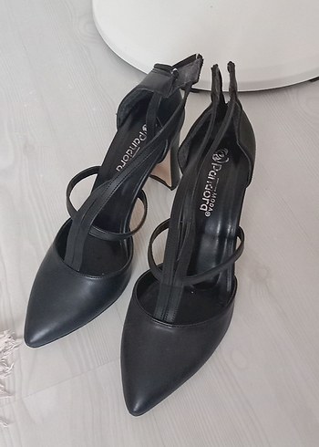 Pandora Kadın Siyah Buckle'lı Gotik Stiletto