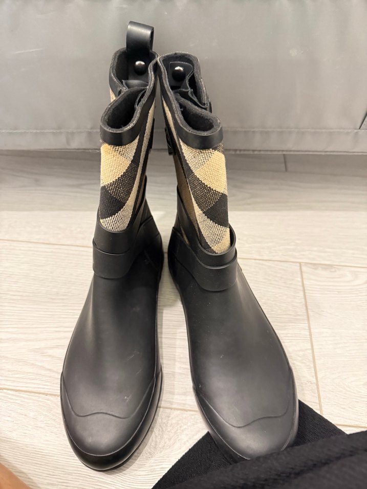 Burberry yagmur cizmesi - Görsel 2