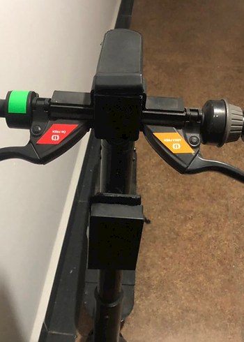 Siyah elektrikli scooter - Görsel 2