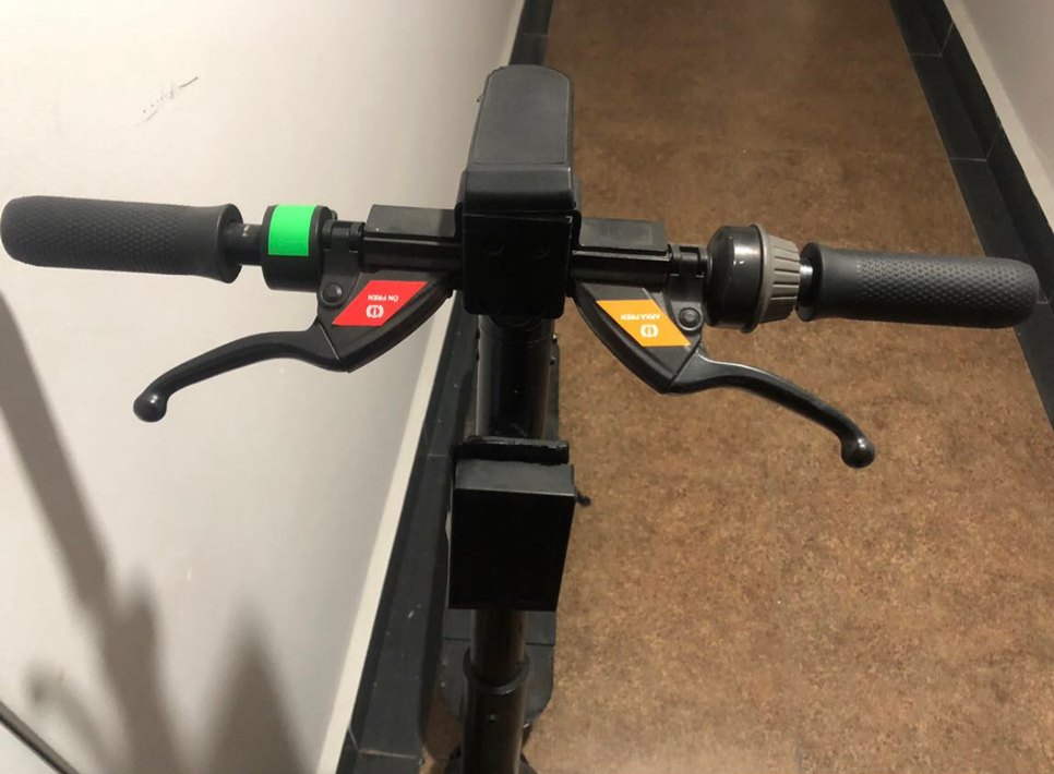 Siyah elektrikli scooter - Görsel 2