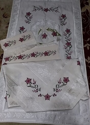 Iğne oyası ve kanaviçe işleme li bohça takımı