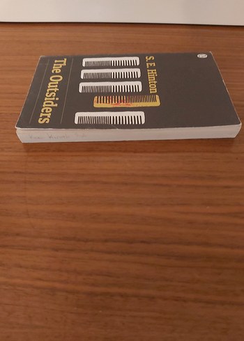 S.E. Hinton - The Outsiders Kitabı - Görsel 3