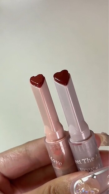 Diğer 3 renkli lipstick