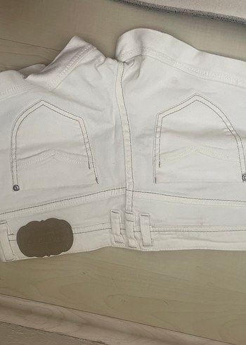 Pull and Bear Düğmeli Beyaz Mini şort