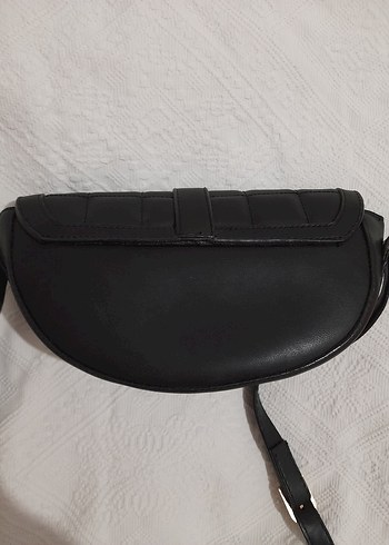 Zara Siyah Deri Tokalı Kadın Çanta