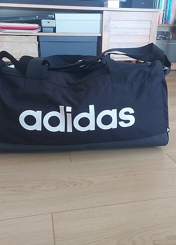 Adidas spor ve seyahat çantası