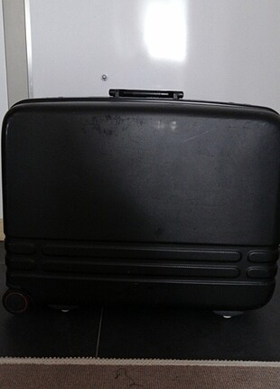 Siyah büyük bavul