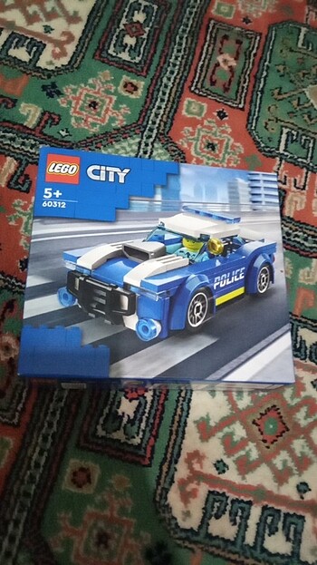 Orjınal LEGO marka polis City 2 adet vardir