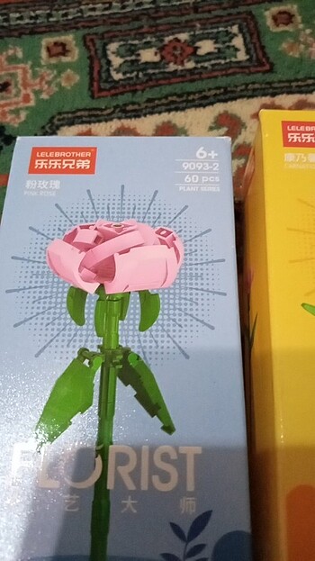  Farklı iki âdet LEGO çiçek mavi kutluduan 2 adet vardir