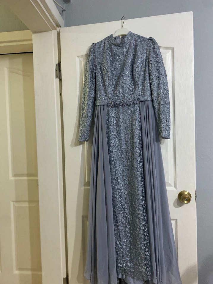 Gri Uzun Kollu Drapeli Abiye Elbise - Görsel 3