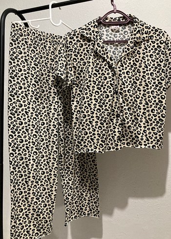 Leopar Desenli Rahat Kadın Pijama Takımı