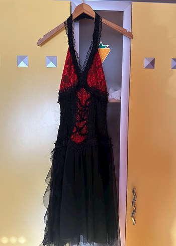 Kırmızı Siyah Dantel Detaylı Gotik Midi Elbise - Görsel 2