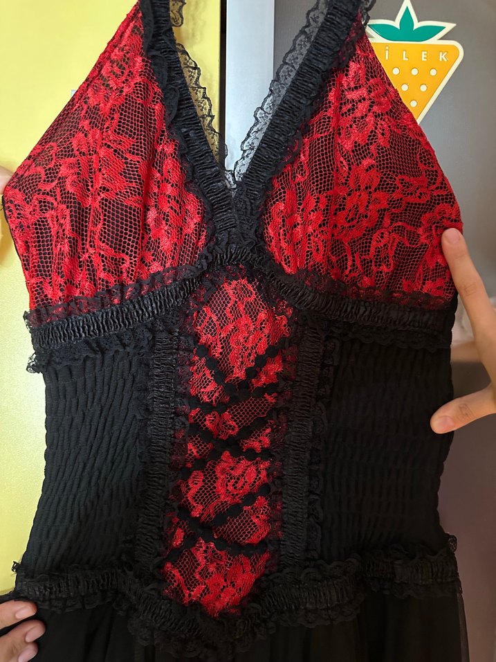 Kırmızı Siyah Dantel Detaylı Gotik Midi Elbise - Görsel 5