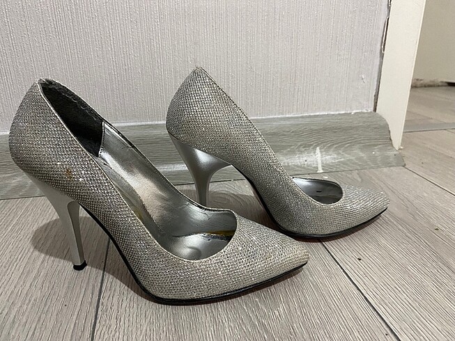 Simli stiletto topuklu ayakkabı