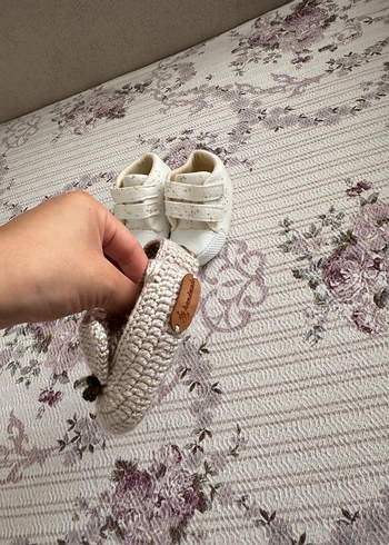 18 Beden Kız Bebek Beyaz Nakışlı Örgü Bot