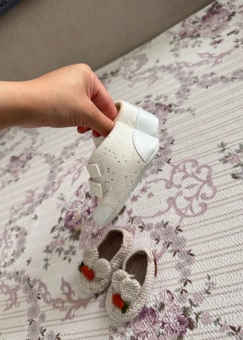 Diğer Kız Bebek Beyaz Nakışlı Örgü Bot
