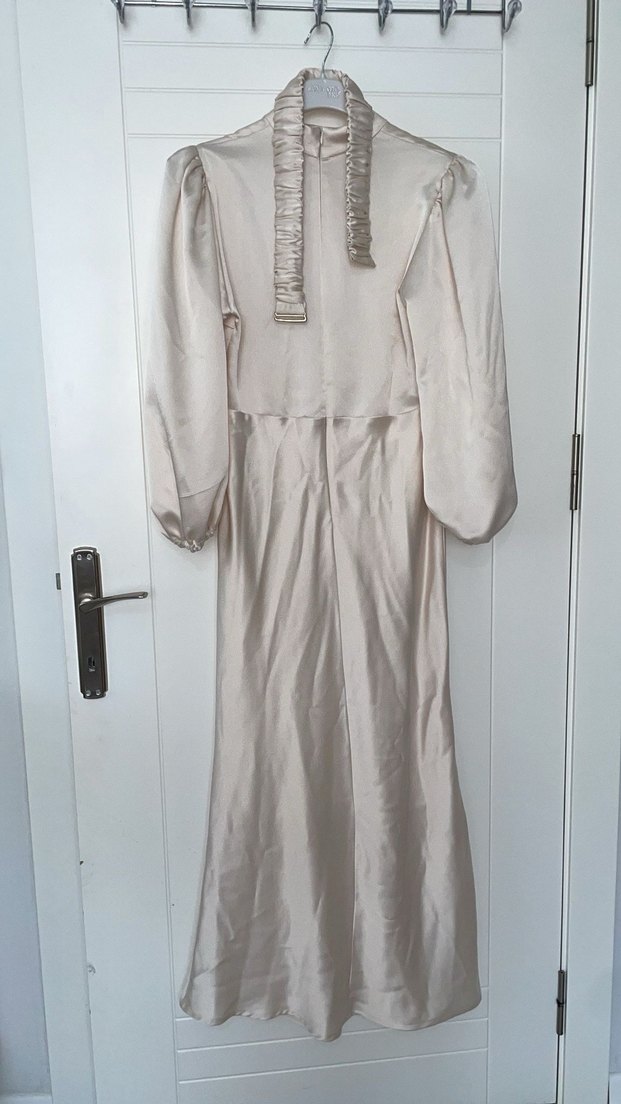 Bej Uzun Kollu V Yaka Saten Elbise - Görsel 4