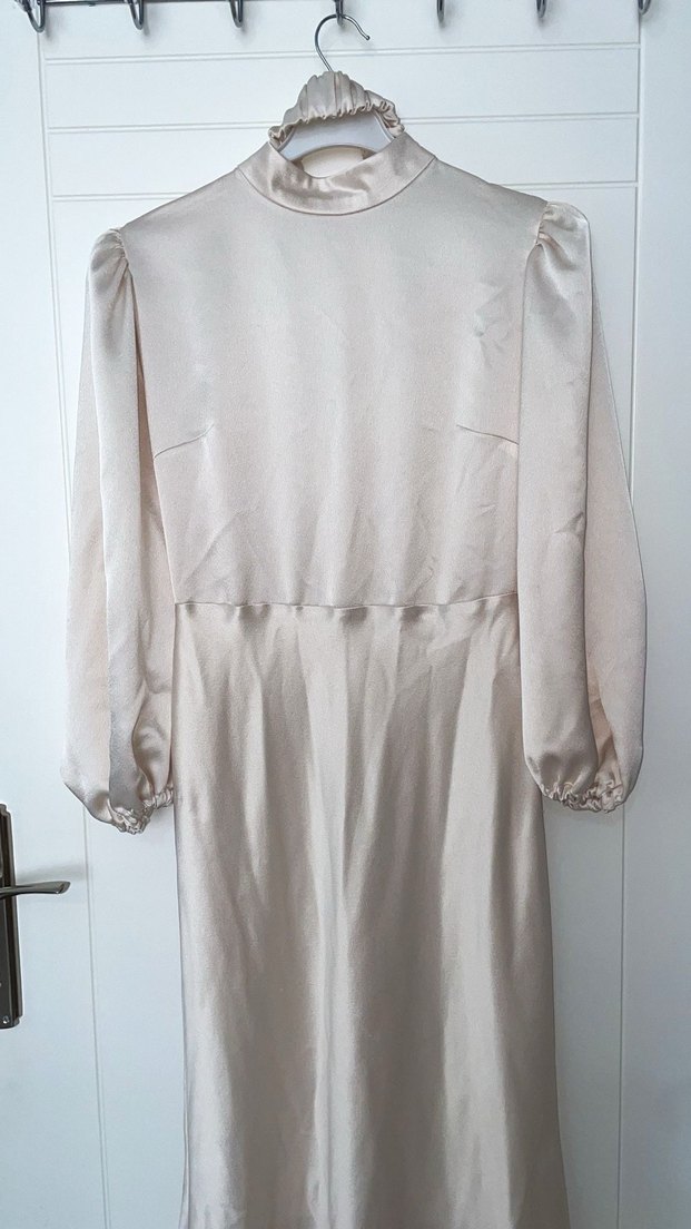 Bej Uzun Kollu V Yaka Saten Elbise - Görsel 3