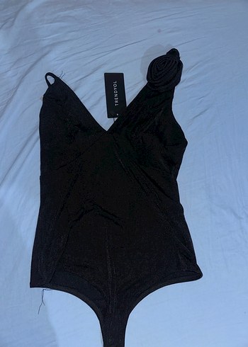 Siyah Gül Detaylı Parlak Kumaş Body - Görsel 4