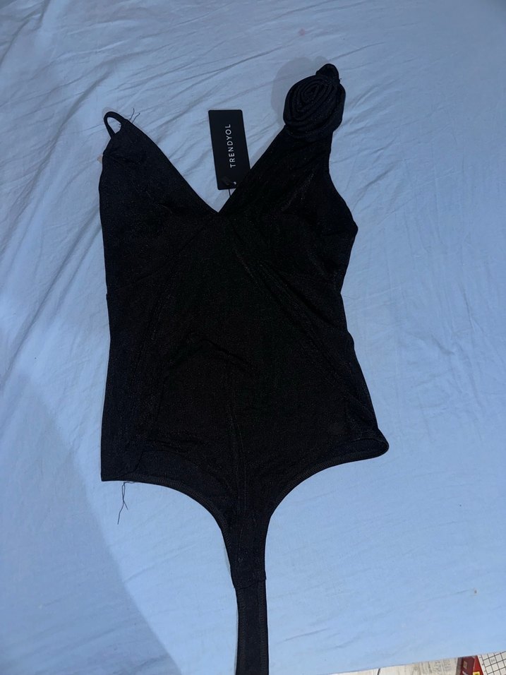 Siyah Gül Detaylı Parlak Kumaş Body - Görsel 5