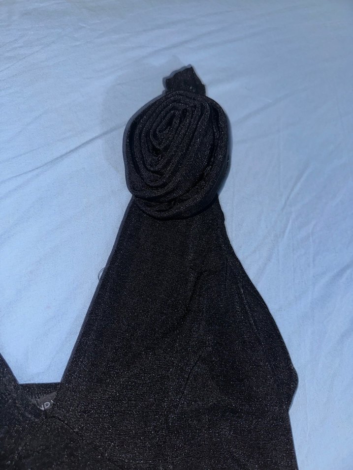 Siyah Gül Detaylı Parlak Kumaş Body - Görsel 2