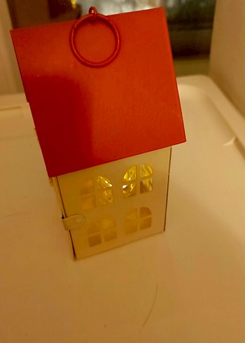 Kırmızı Çatılı Beyaz Ev Şeklinde metal Mumluk - Görsel 3