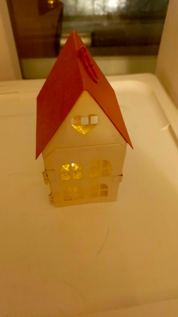 Kırmızı Çatılı Beyaz Ev Şeklinde metal Mumluk - Görsel 2