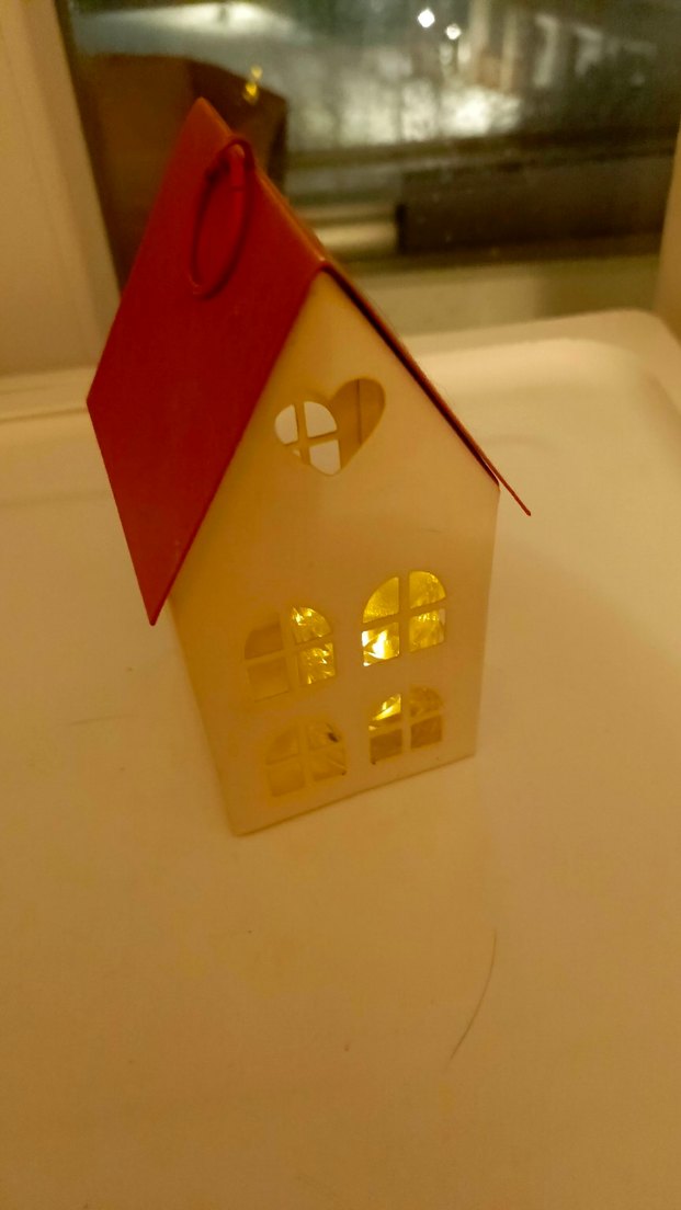 Kırmızı Çatılı Beyaz Ev Şeklinde metal Mumluk - Görsel 4