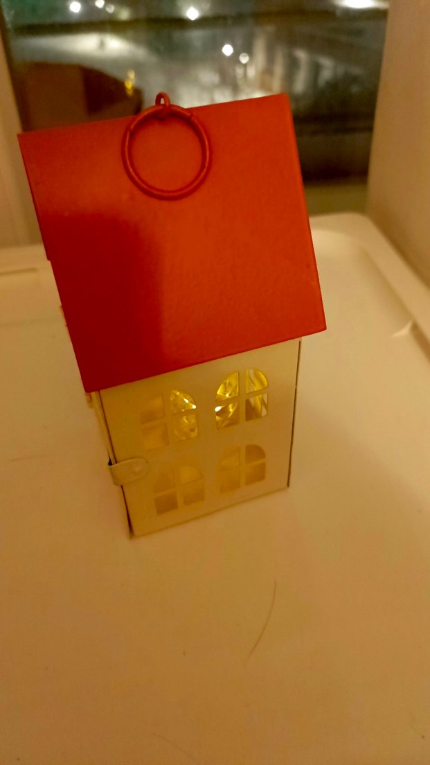 Kırmızı Çatılı Beyaz Ev Şeklinde metal Mumluk - Görsel 3